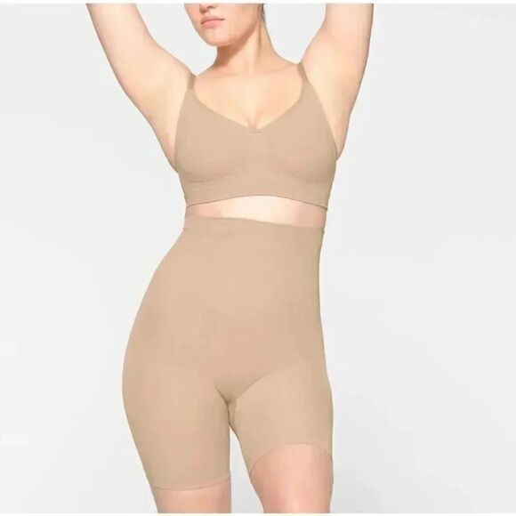 NWT SKIMS SEAMLESS SCULPT
MID THIGH SHORT CLAY SZ S/M #1466 - Picture 6 of 8